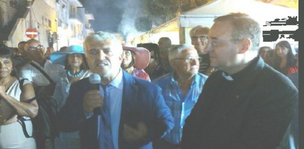 Taranto - Carosino accende la fontana che spilla vino, il sindaco: «per legge non si può bere, ma è buonissimo»
