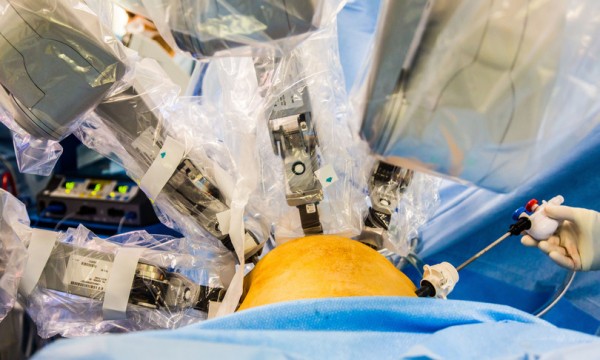 Robot chirurgico asporta tumore su paziente sveglia, è la prima volta al mondo