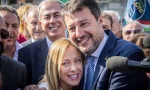 L&#039;abbraccio tra Salvini e Meloni a due giorni dal voto