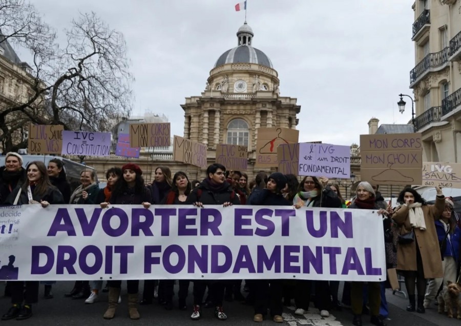 La Francia è il primo Paese a inserire l&#039;aborto nella Costituzione
