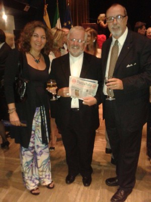 Serata di Gala Festa della Repubblica Italiana 2015 gli editori di Piazza Italia el periodico de los italovenezolanos Umberto Calabrese y Nunzia Auletta  con il Nunzio Apostolico in Venezuela S.E. Mons. Aldo Giordano che mostra Piazza Italia con la sua intervista in prima pagina