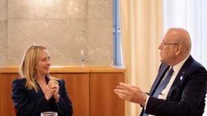 La premier Giorgia Meloni vuelve a verse con Najib Mikati. La imagen es de un encuentro en Roma de julio pasado.