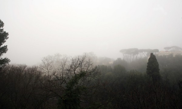 Nubi e pioggia lieve al centro-nord, cielo sereno al sud. Attenzione alla nebbia