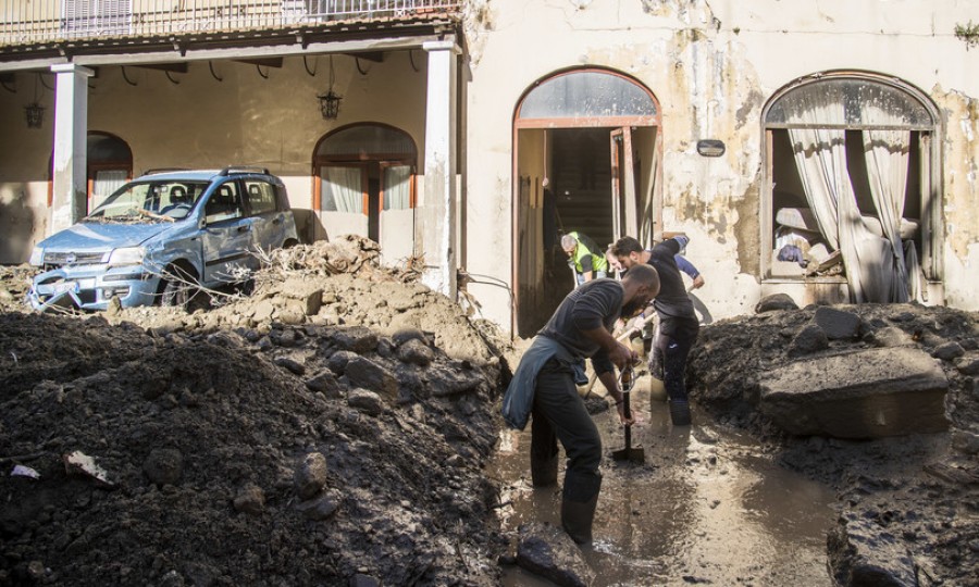  A Casamicciola si scava per liberare le strade e le case dal fango