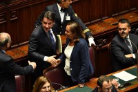 Ok della Camera alla fiducia con 343 s&igrave; e 263 no. Conte: "Non smantelleremo il welfare". I deputati leghisti alzano la sedia e urlano "Poltrona"