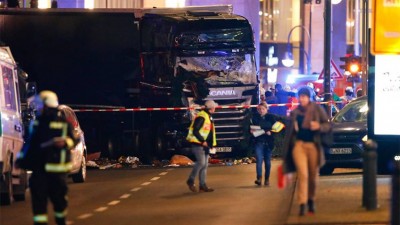 Un camión mata al menos a 9 personas en un mercado navideño en Berlín