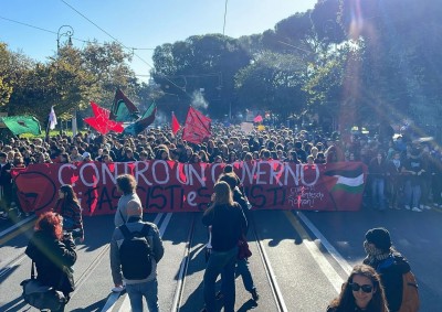 Studenti in piazza, scontri a Torino: 15 agenti feriti. Meloni: &quot;Certa politica non giustifichi la violenza&quot;