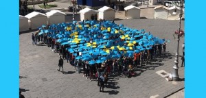 Elezioni Europee 2019: grande bandiera umana degli studenti per sensibilizzare al voto