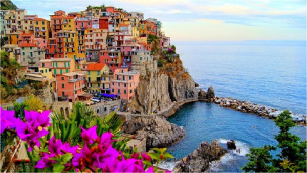 Vernazza es una localidad y municipio situados en la provincia de La Spezia, Liguria. Las costas más limpias de Italia en esa zona