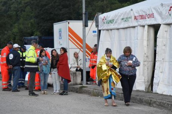 Una fuerte réplica de 4,3 grados hoy. Hay al menos 250 muertos, 365 heridas buscan sobrevivientes