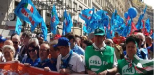 Lo striscione ironico su Salvini e Di Maio che la Uil non ha potuto esporre