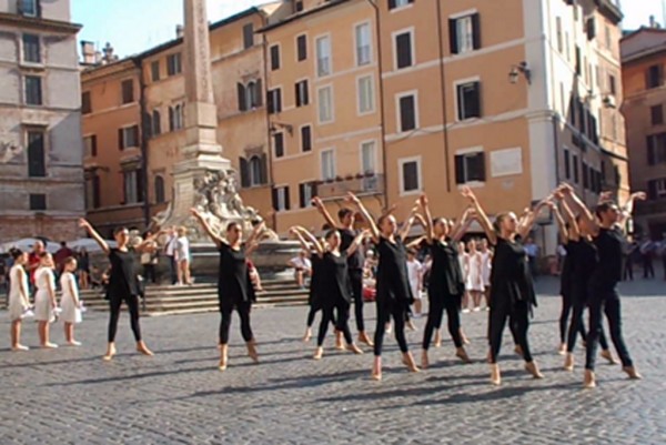 In ricordo di Hiroshima e Nagasaki, il Balletto di Roma danza in piazza del Pantheon /Video