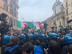 Sit-in IoApro a Roma: piazza blindata, manifestanti urlano &#039;libertà&#039;: scontri e bomba carta