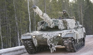 Un soldato norvegese a bordo di un Leopard 2 durante l&#039;esercitazione Nato &quot;Cold Response&quot;