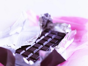 Il cioccolato fondente fa bene al cuore ma 60 grammi a settimana
