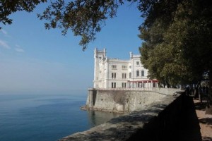El castillo de Miramar en Trieste, rodeado de un paisaje deslumbrante pero con historias de fantasmas
