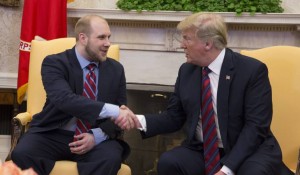 Donald Trump dio la bienvenida a Joshua Holt en la Casa Blanca