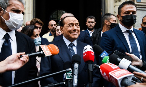 Berlusconi apre al reddito di cittadinanza. La maggioranza fibrilla sulla manovra