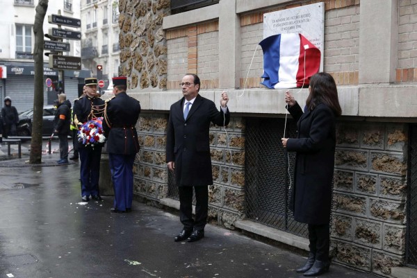 Parigi si ferma per commemorare gli attentati