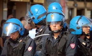 Poliziotti feriti negli scontri a Padova e minacciati a Foggia, Tonelli (Sap) «Servono altre norme sull’ordine pubblico»
