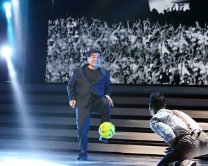 Diego Maradona fue ovacionado tras espectáculo en Nápoles
