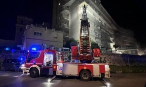 Vigili del fuoco al lavoro per l&#039;incendio nell&#039;ospedale di Tivoli