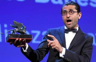 El cineasta iraní Alireza Jatami, muestra su premio en Venecia 