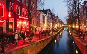 El Distrito Rojo de Amsterdam busca disminuir el número de turistas que lo visitan 