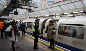 In Gran Bretagna torna l&#039;obbligo della mascherina nei negozi e sui mezzi di trasporti