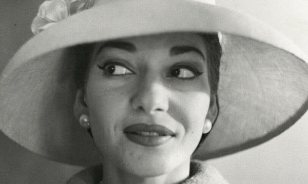  &quot;Milano, aprile 1958. Maria Callas indossa abiti della sartoria BIKI nella sua abitazione.