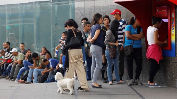 Así se vive en Caracas, donde conseguir efectivo es una odisea y comprar un refresco, un lujo