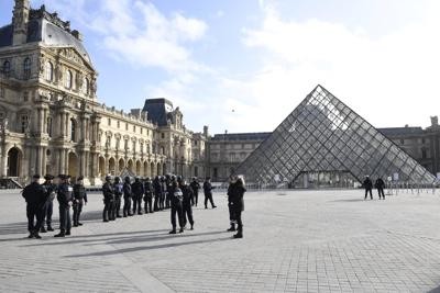 Louvre, militari sparano a uomo con machete: urlava &#039;Allah Akbar&#039;