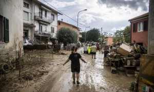Alluvione nelle Marche, si cercano i dispersi e i colpevoli