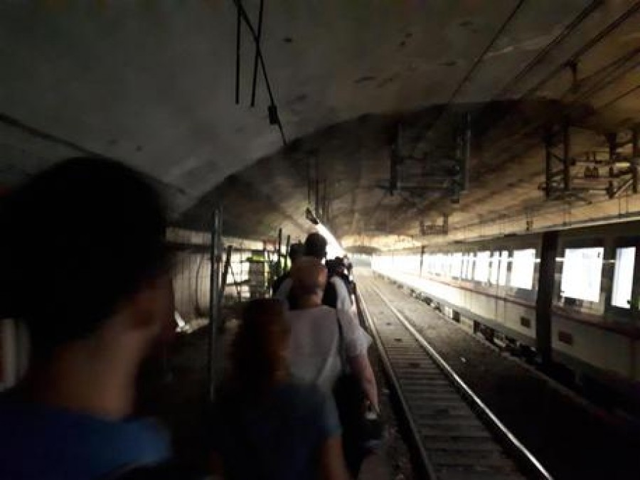 Caos metro a Roma, passeggeri a piedi in galleria per guasto.