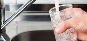 Bere acqua di rubinetto? In California (USA) può aumentare il rischio di cancro