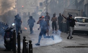 Morto un giovane caduto da un tetto durante le proteste in Francia