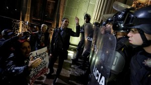 Petrol price hike sparks protests and looting in Mexico