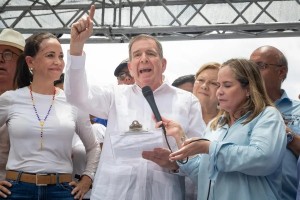 El candidato presidencial de la Plataforma Unitaria Democrática (PUD), Edmundo González Urrutia, acompañado de la líder opositora María Corina Machado (i), habla durante un acto de campaña este sábado en La Victoria, estado Aragua (Venezuela). El candidato presidencial del principal bloque antichavista, Edmundo González Urrutia, prometió este sábado que, en caso de ganar las elecciones del próximo 28 de julio, en Venezuela gobernará un presidente que no insultará a sus adversarios políticos.