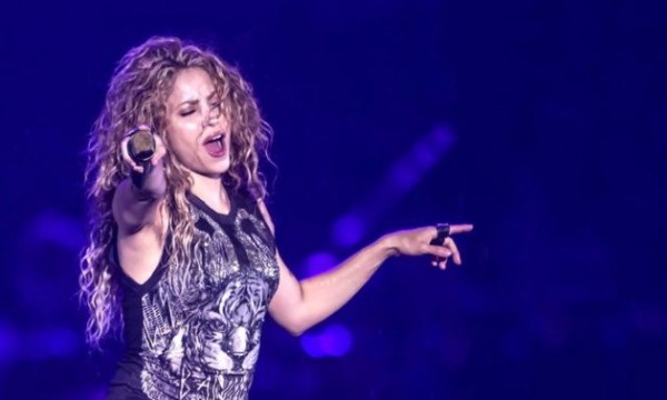 Shakira en concierto en el estadio Azteca de México