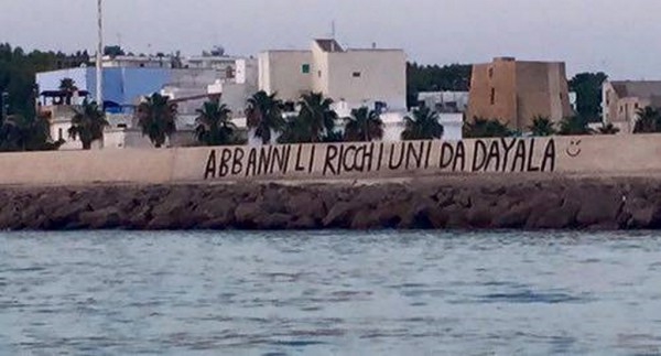 Taranto - Scritta omofoba a Campomarino &quot;Abbanni li ricchiuni da D’Ayala&quot;