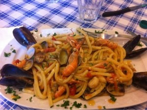 Scialatielli con mariscos plato típico de la costa de Amalfi