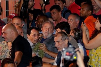 Brasile, Lula si è consegnato alla polizia. Prima notte in carcere