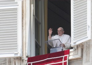 Papa Francesco  durante il Regina Coeli in Piazza San Pietro