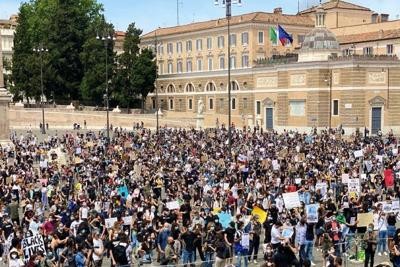 Razzismo, 6000 Sardine a Roma per dire &quot;no a violenze e abusi potere&quot;