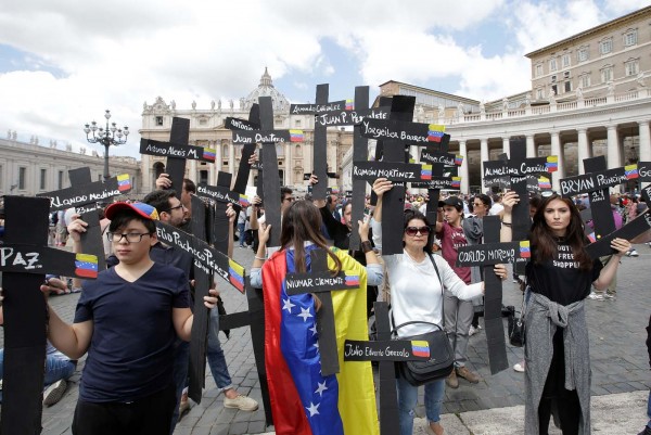 Ante la mirada del Papa, venezolanos alzan cruces con los nombres de asesinados en protestas