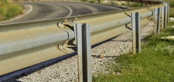 Guard-rail inadeguato o inesistente? Per la Cassazione l’ente proprietario della strada deve risarcire