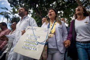 Enfermeras, médicos y demás trabajadores sanitarios marcharon acompañados de pacientes crónicos hasta la sede de la Organización Panamericana de la Salud (OPS) para “denunciar la grave crisis” que atraviesa el sector salud en Venezuela.
