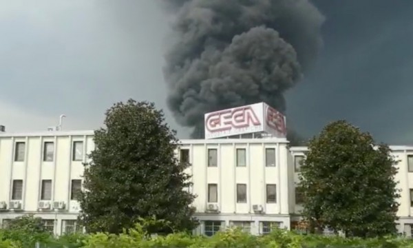 A fuoco un&#039;azienda chimica a sud di Milano. Due feriti, uno grave