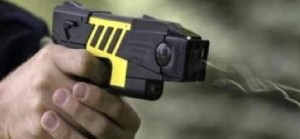 80% dei malviventi desiste alla sola vista del taser. Paoloni (Sap): «Auspichiamo sia dato presto in dotazione»