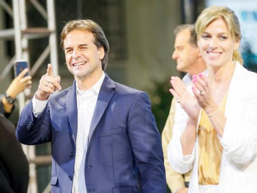 Luis Lacalle Pou, avvocato candidato del Partido Nacional di centrodestra, con la moglie Lorena Ponce de Leon